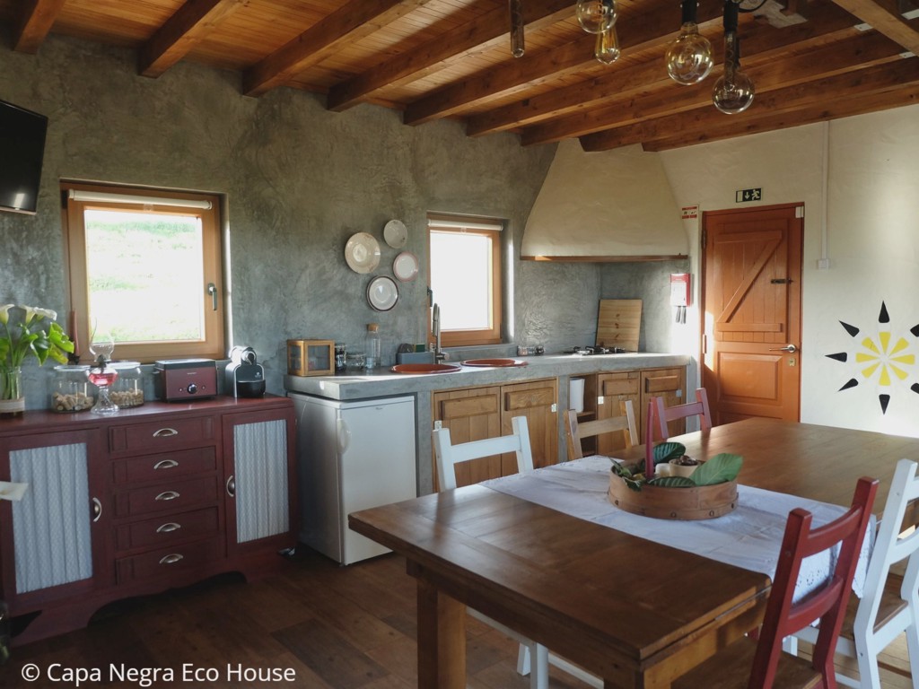 Capa Negra Eco House